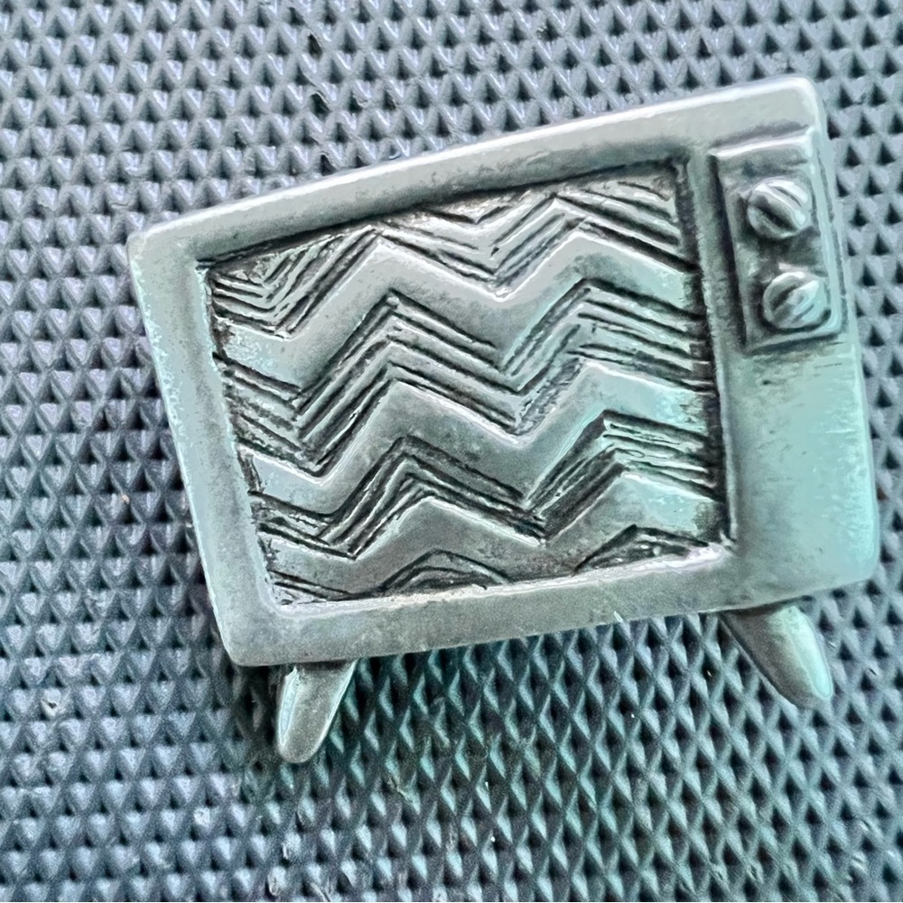 Television Brooch Signed SEAGULL PEWTER MADE IN CANADA Vintage - Picture 7 of 7
